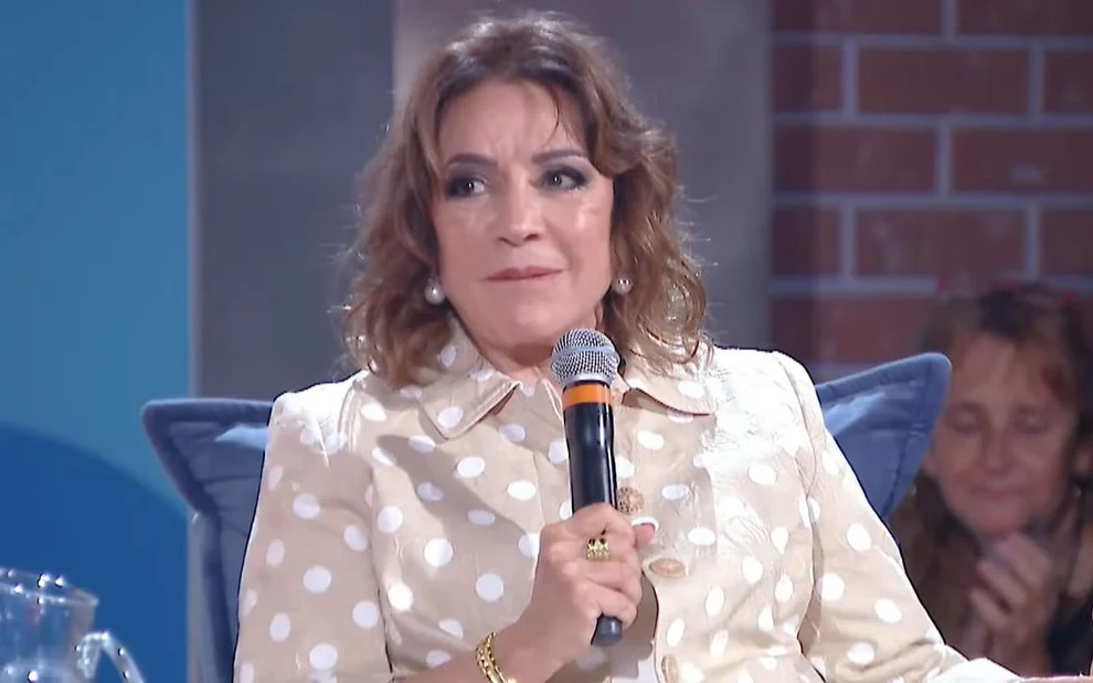 Iris Abravanel não segura ás lágrimas no evento de imprensa para o lançamento de A Infância de Romeu e Julieta - Foto Reprodução Internet http://www.otvfoco.com.br/wp-content/uploads/2015/05/Daniela-Mercury.jpg