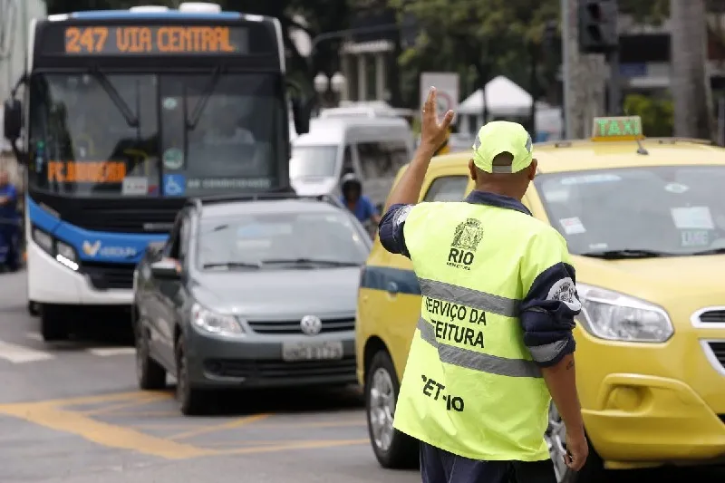 CET-rio-agente-transito-foto-prefeitura-rio-de-janeiro http://www.otvfoco.com.br/wp-content/uploads/2015/05/Daniela-Mercury.jpg