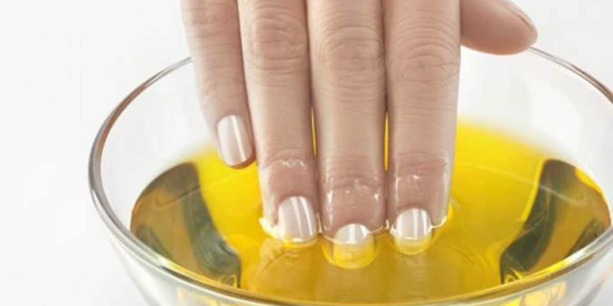 unhas azeite Coloque as pontas dos dedos no azeite (Reprodução: Canva)