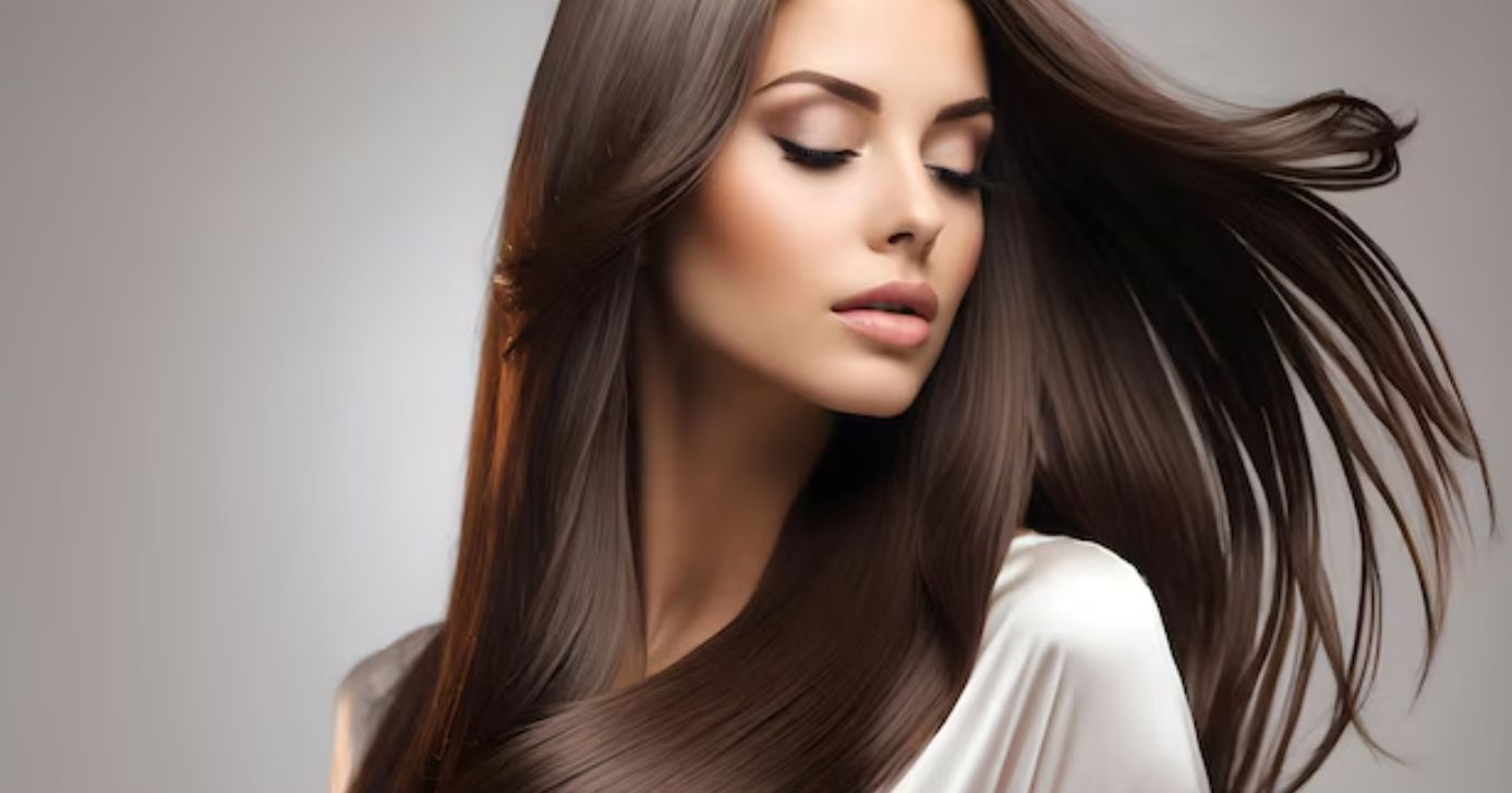 Mulher com o cabelo liso (Foto: Freepik)
