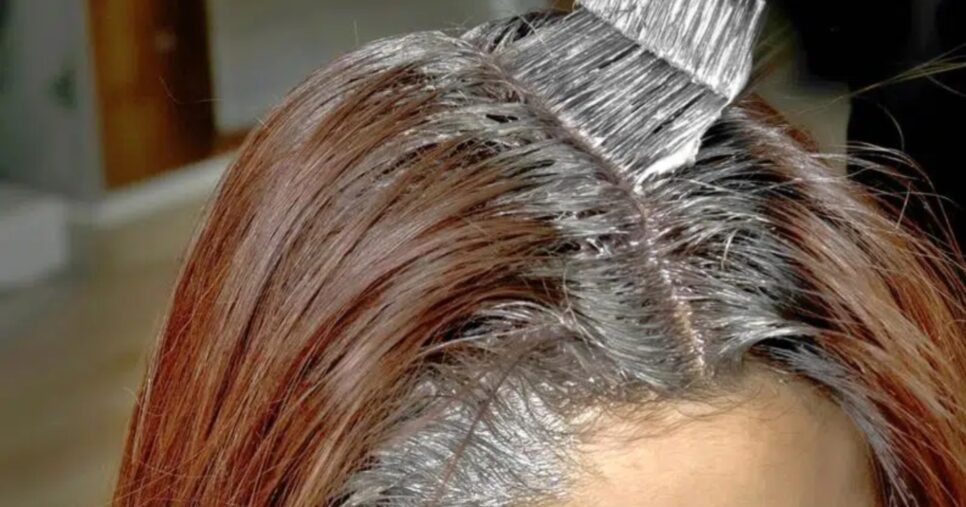 Tinta natural com 4 ingredientes reverte cabelos brancos e hidrata os fios