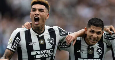 Igor Jesus e Savarino no Botafogo (Foto: Ruano Carneiro/Getty Images)
