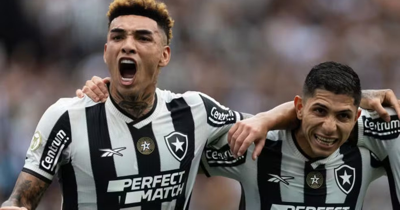 Igor Jesus e Savarino no Botafogo (Foto: Ruano Carneiro/Getty Images)
