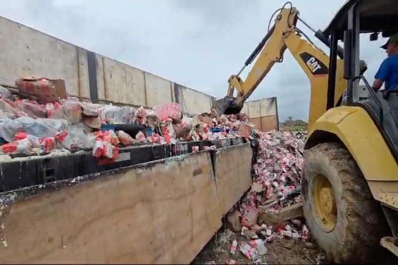 Toneladas de leite e leite condensado sendo destruídas e descartadas (Foto Reprodução/