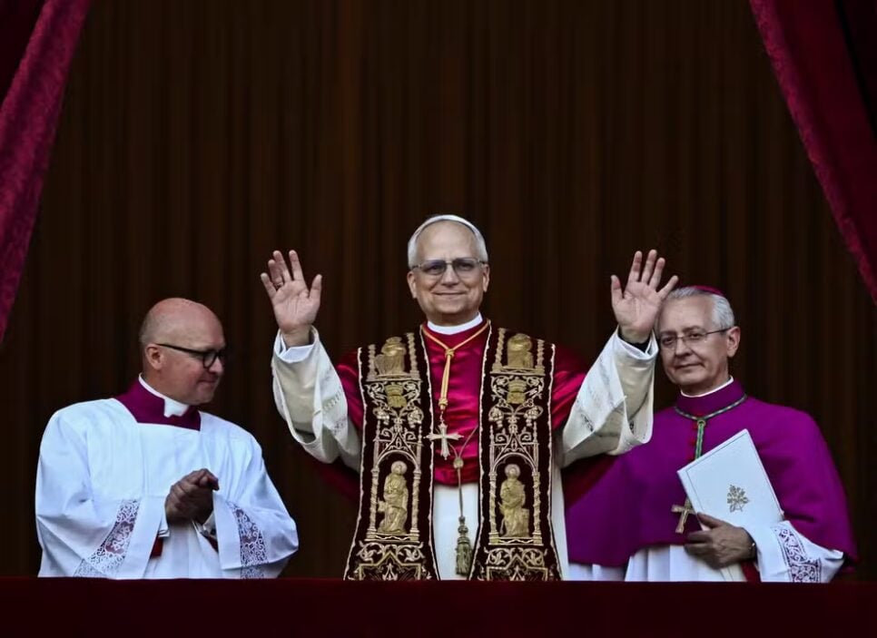 Papa Leão 14 aparece pela primeira vez no Vaticano — Foto: Dylan Martinez/Reuters