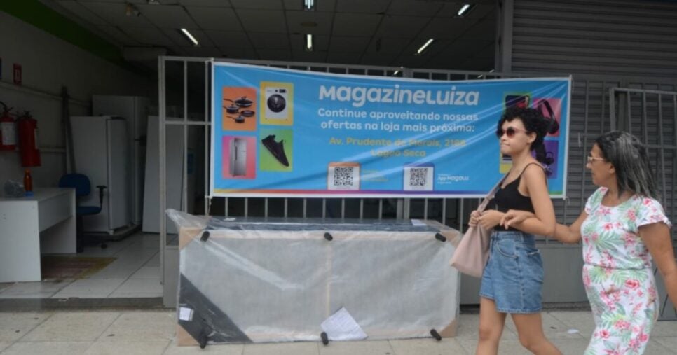 Banner posicionado na frete da loja direciona os clientes para a unidade localizada na avenida Prudente de Morais (Foto: Magnus Nascimento)