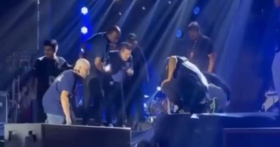 Cantor se aproximou da beira do palco para se despedir - Foto Reprodução Internet