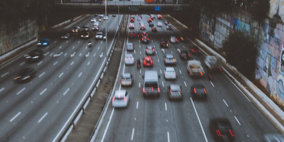 Carros em estrada (Foto: Canva)