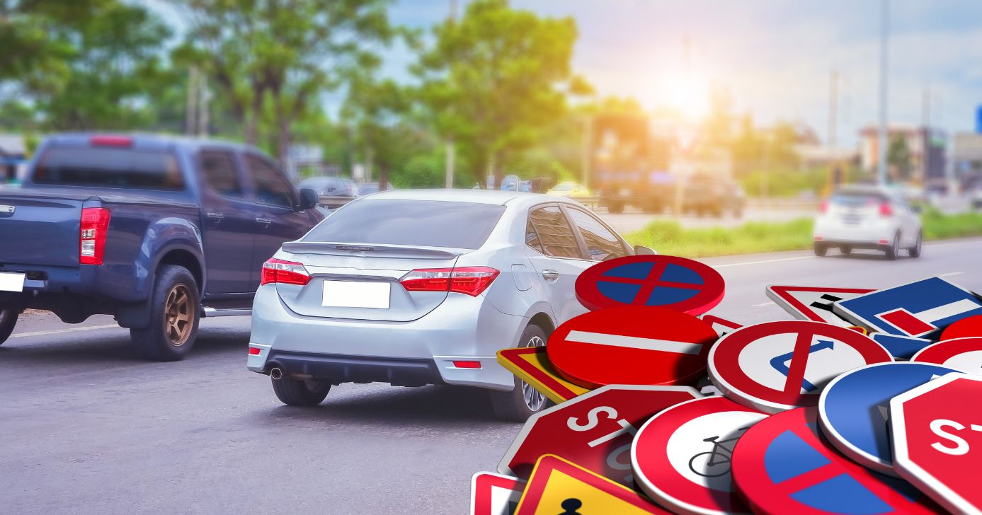 Carros em estrada e ilustração lei de trânsito (Fotos: Canva)