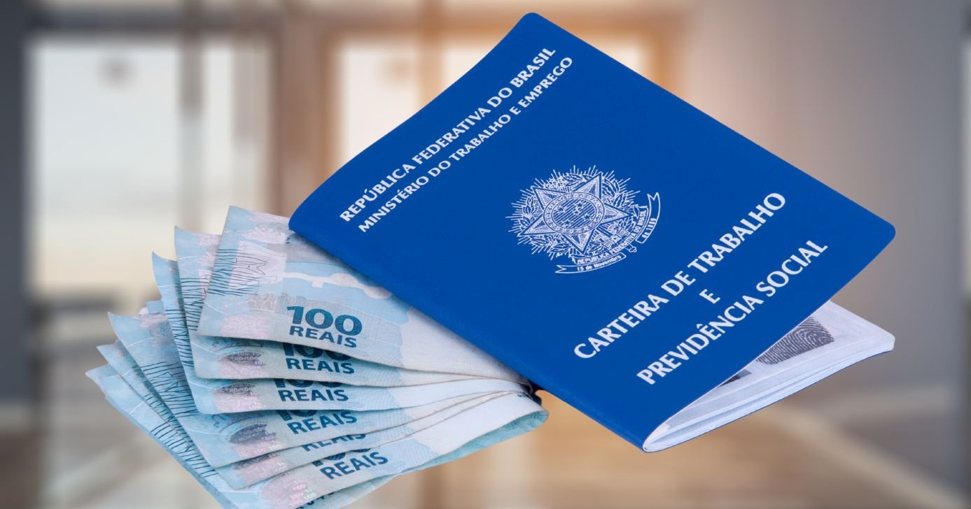 Escritório, notas de cem reais e carteira de trabalho (Fotos: Canva)