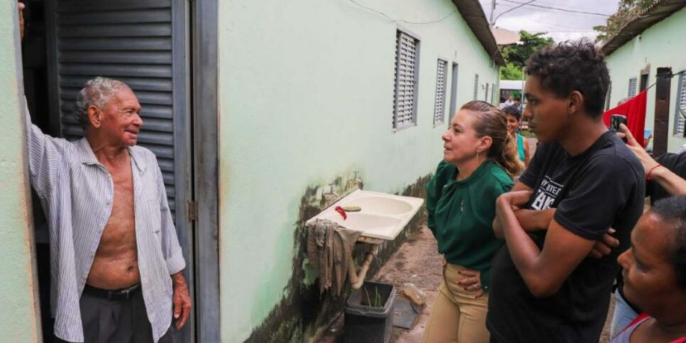 Flávia Moretti e moradores de Várzea Grande (Foto: Prefeitura de Várzea Grande)