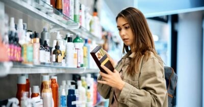 Ilustração mulher comprando produto de beleza (Foto: Canva)