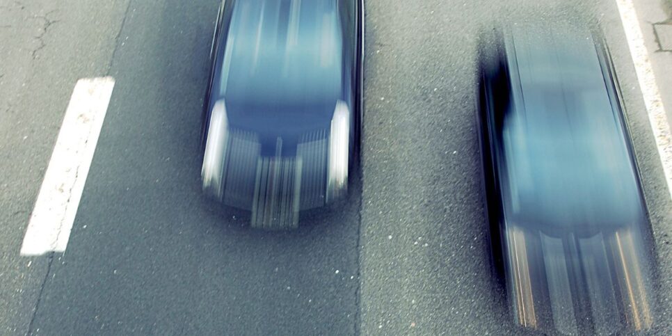 Ilustração ultrapassagem veículo (Foto: Canva)