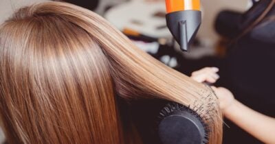 Mistura com 1 ingrediente alisa o cabelo, elimina frizz e traz brilho