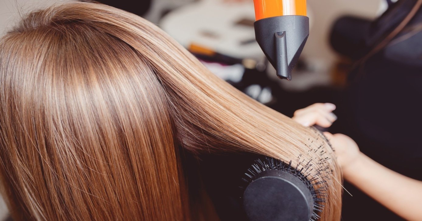 Mistura com 1 ingrediente alisa o cabelo, elimina frizz e traz brilho