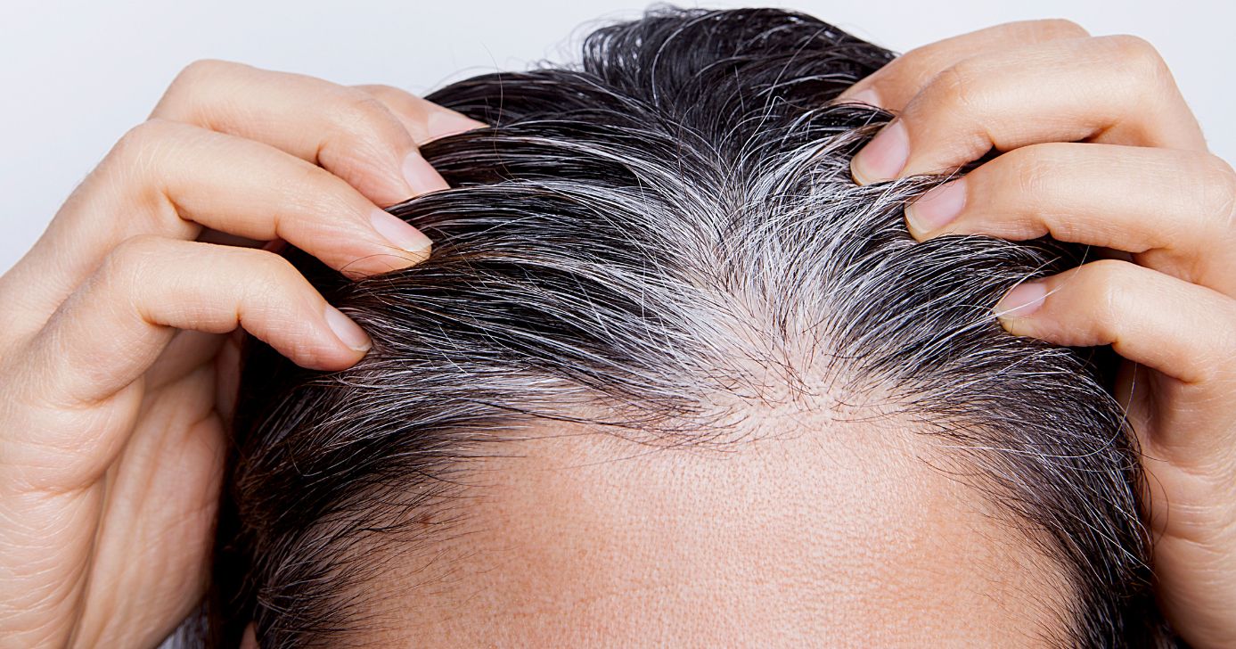 Mulher com cabelo branco (Foto: Canva)