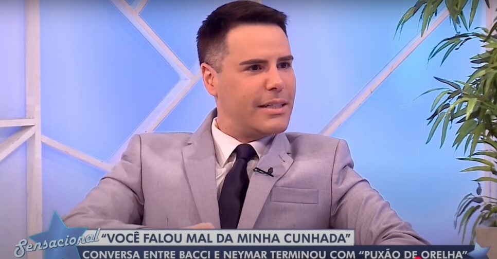 Jornalista expõe jogador com dedo na cara dele em pleno camarote (Foto: Reprodução/ RedeTV!)