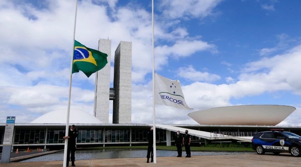 Brasil de Luto: Bandeira hasteada pela metade no Palácio da Alvorada (Foto: Reprodução/ Roque Sá/ Ag. Senado)