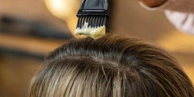 Fim do cabelo branco com uma tinta natural de 2 ingredientes (Reprodução: Internet)