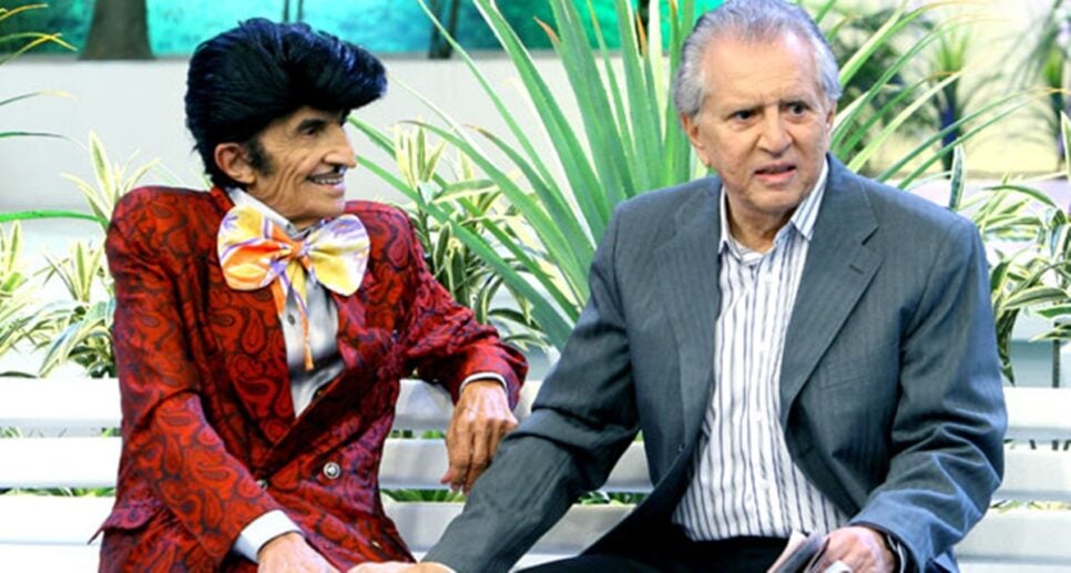 O humorista ao lado do apresentador Carlos Alberto no banco mais famoso do Brasil (Foto: Reprodução/ SBT)