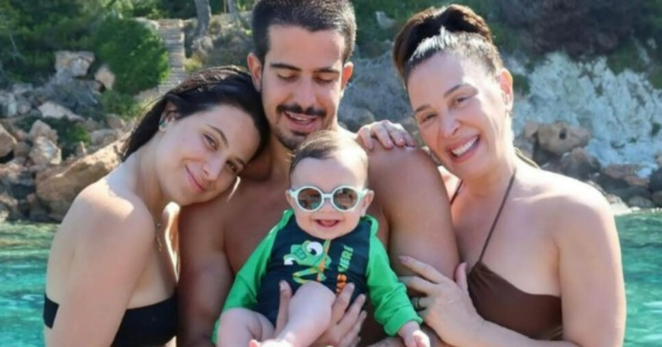 A famosa ex-atriz da Globo ao lado de seus três filhos (Foto: Reprodução)