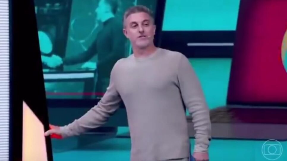 Luciano Huck perde o chão no Domingão com cena de juradas (Foto: Reprodução/ Globo)
