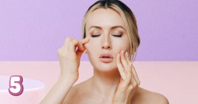Mulher fazendo exercício facial para acabar com as rugas (Foto: Reprodução / Canva / Montagem TV Foco)
