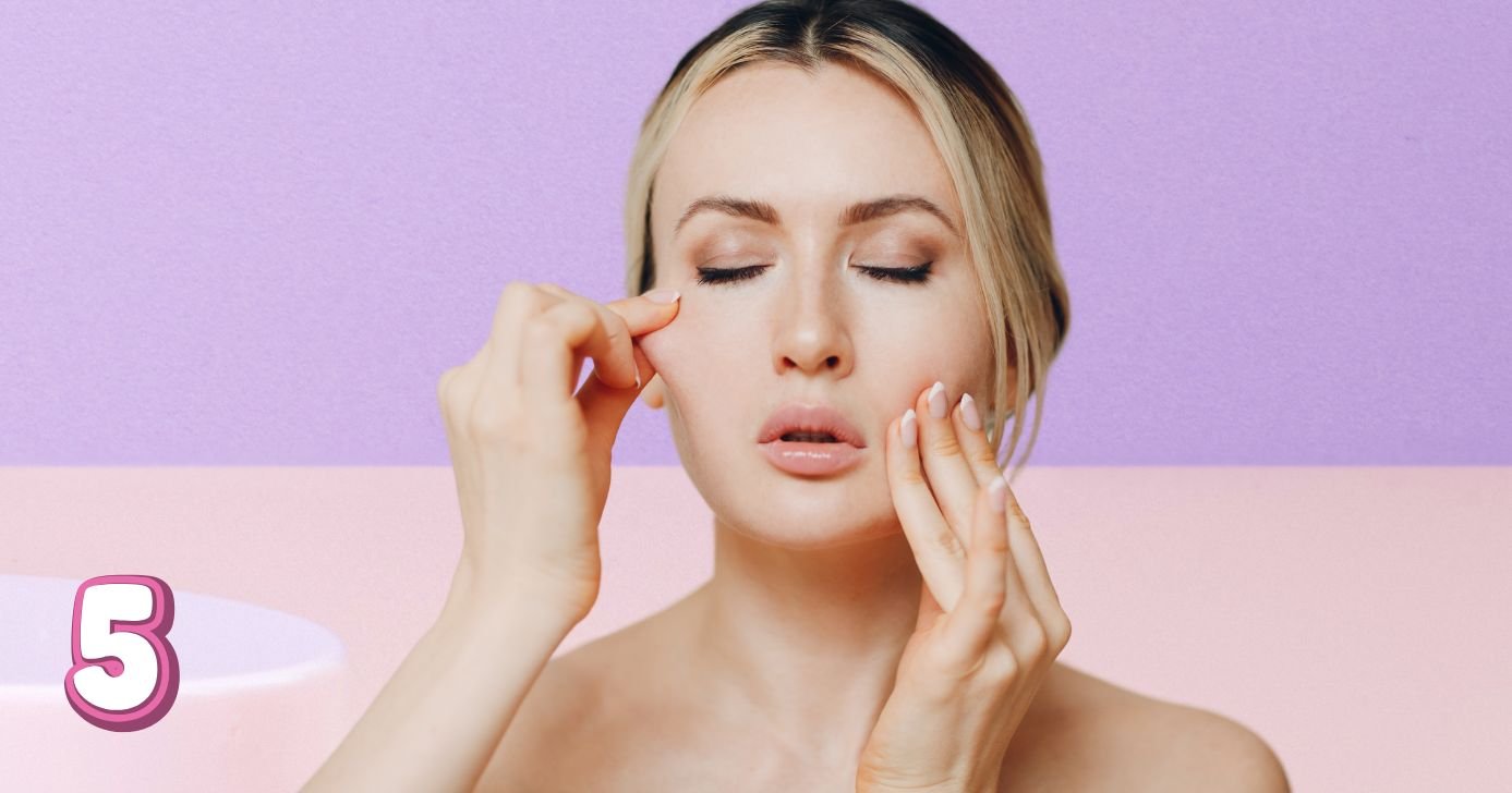 Mulher fazendo exercício facial para acabar com as rugas (Foto: Reprodução / Canva / Montagem TV Foco)