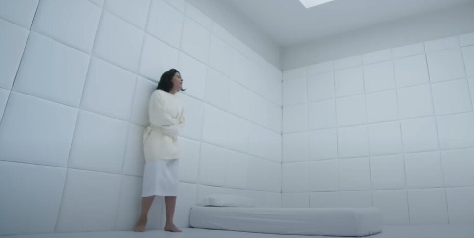 Clarice mantida em cativeiro na novela das seis (Foto: Reprodução/ TV Globo)