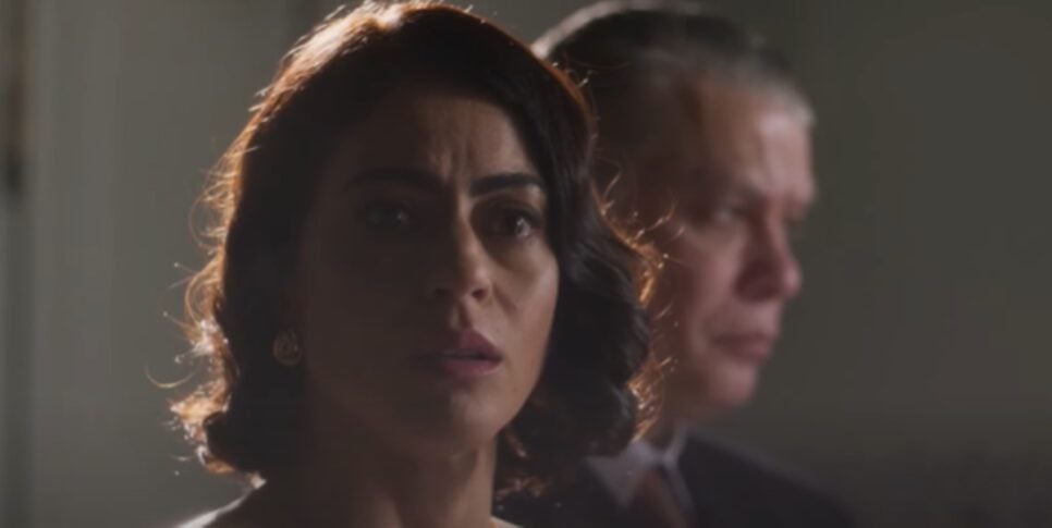 Juliano se desespera com descobertas de Clarice que a prende e amordaça a esposa (Foto: Reprodução/ TV Globo)