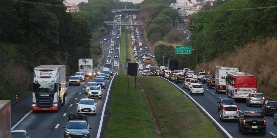 Rodovia Washington Luis (SP-310) fica congestionada de veículos nos horários de pico nos trechos urbanos (Foto Reprodução/Diário da Região)