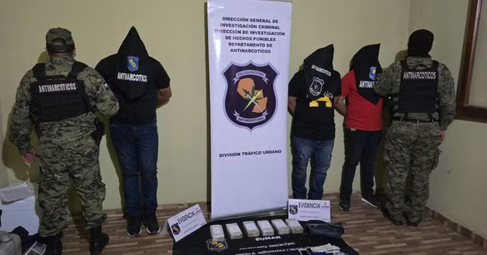 Ex-jogador do Santos e outros dois homens foram presos pro tráfico de drogas (Foto: Divulgação/Polícia do Paraguai)