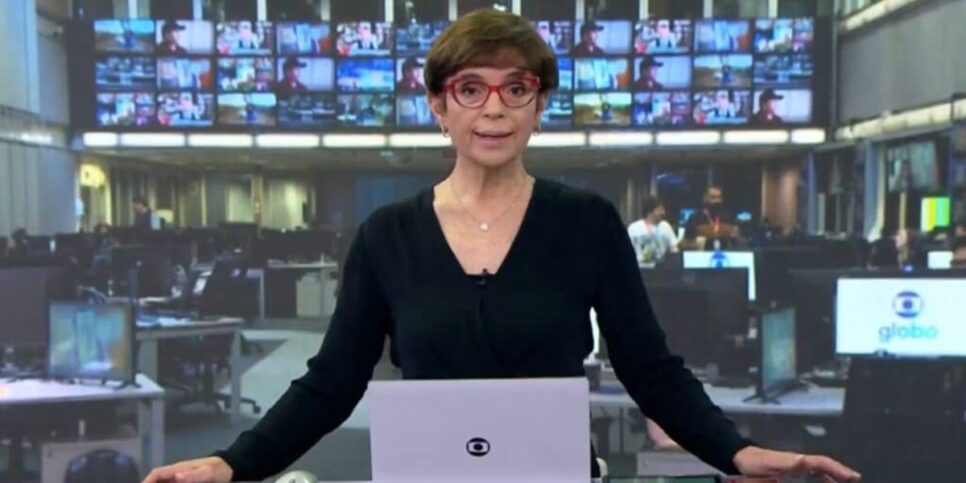 Bancada do noticiário global com a apresentadora em questão (Foto: Reprodução/ Globoplay)