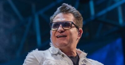 Marrone se desequilibrou e caiu do palco durante show (Foto: Reprodução/ Internet)