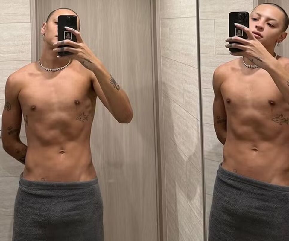 Pabllo Vittar expõe tanquinho usando toalha e volumão choca (Foto: Reprodução/ Instagram)