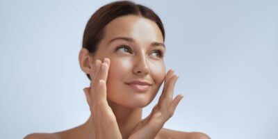 5 dicas para manter a pele longe das rugas e olheiras (Reprodução: Canva)