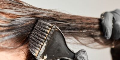 Tinta caseira para dar fim ao cabelo grisalho (Reprodução: Canva)