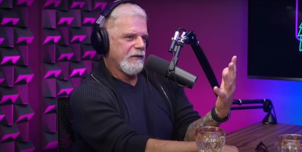 Raul Gazolla expôs que Juliana Paes impôs condição para beijá-lo (Foto: Reprodução/ Papagaio Falante/ YouTube)