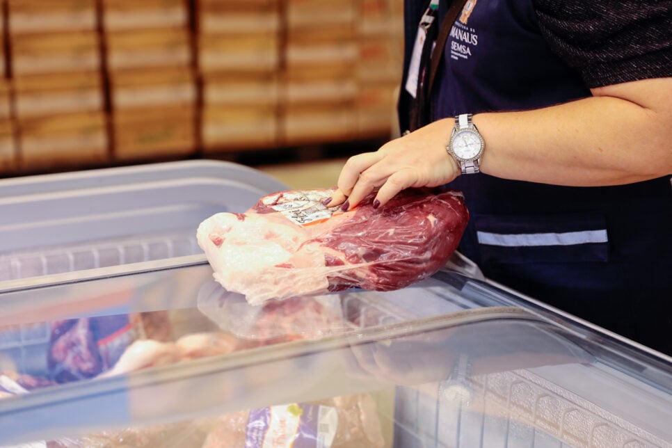 A carne estava mal armazenada e foram encontradas baratas nas áreas de manipulação (Foto Reprodução/SENSA)