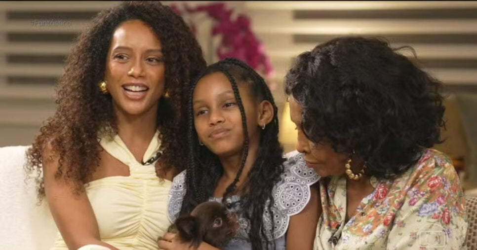 A protagonista da novela das 21h da Globo ao lado de sua mãe e filha (Foto: Reprodução)