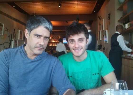 Hugo Bonemer ao lado lado de seu primo, William Bonner (Reprodução)