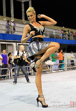 110338357-ana-hickman-pista-3-editorial