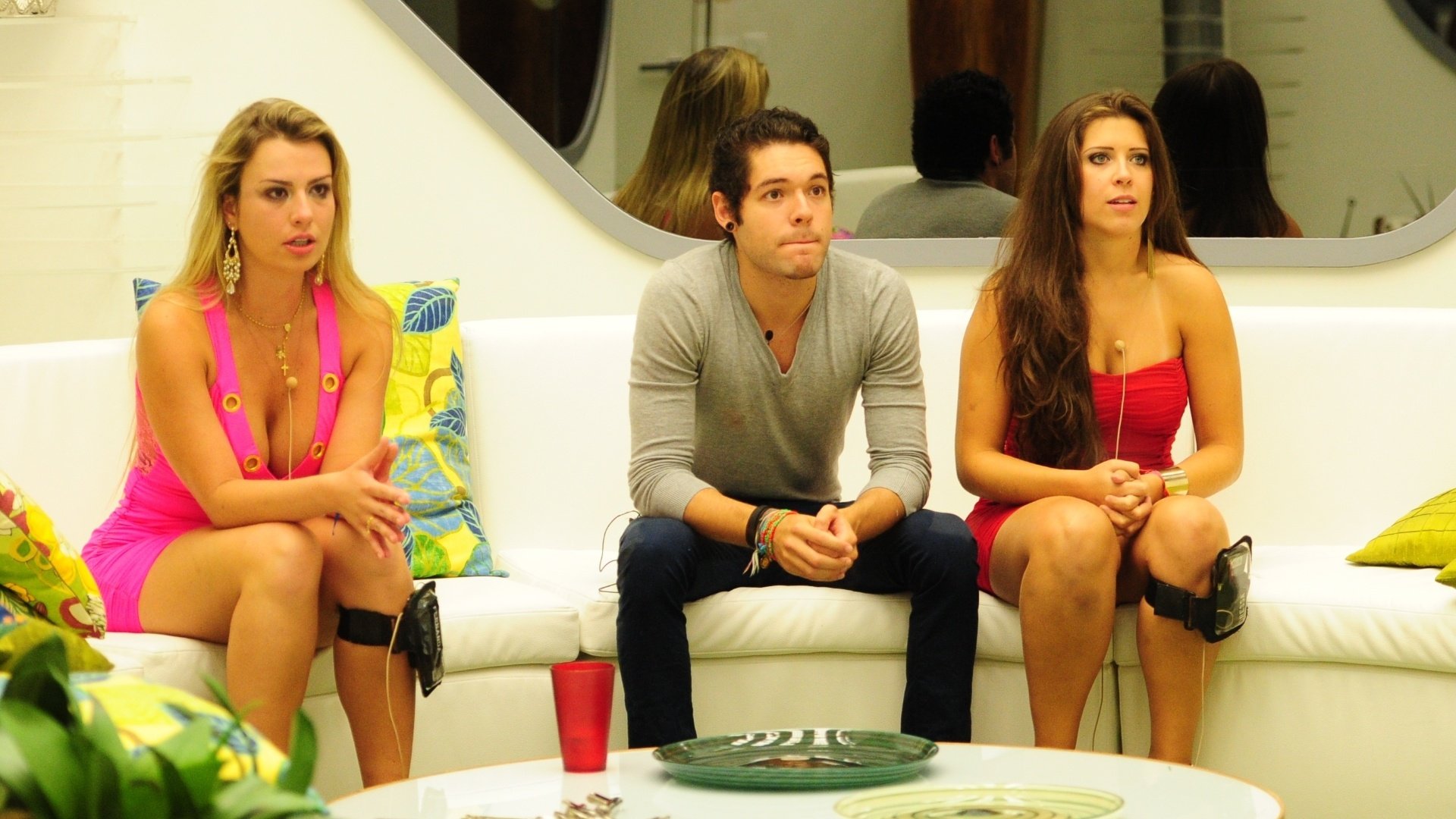 24mar2013---fernanda-nasser-e-andressa-escutam-ao-discurso-de-pedro-bial-na-ultima-eliminacao-do-bbb13-1364242971201_1920x1080