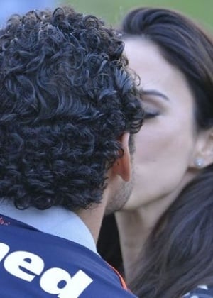 tata-werneck-da-selinho-no-atacante-fred-do-fluminense-a-atriz-gravou-cenas-para-o-quadro-reporter-por-um-dia-do-fantastico-tata-estreia-nesta-segunda-feira-no-papel-de-1368651941323_300x420