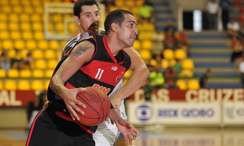 19-01-2013-07-01-26-sem-piedade-flamengo-ganha-pela-13ª-vez-no-nbb