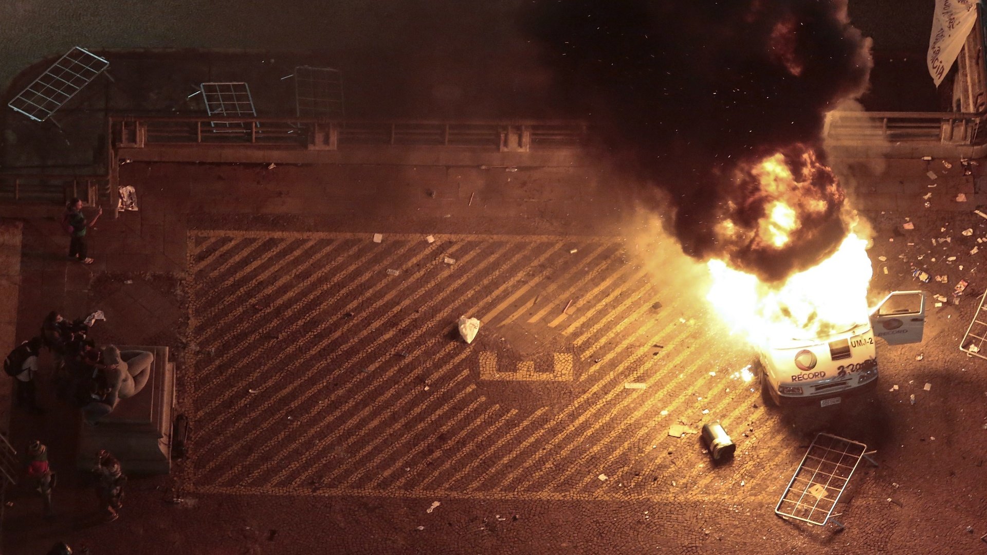 veiculo-da-tv-record-e-incendiado-por-manifestantes-durante-protesto-nas-imediacoes-da-sede-da-prefeitura-de-sao-paulo-1371599215102_1920x1080