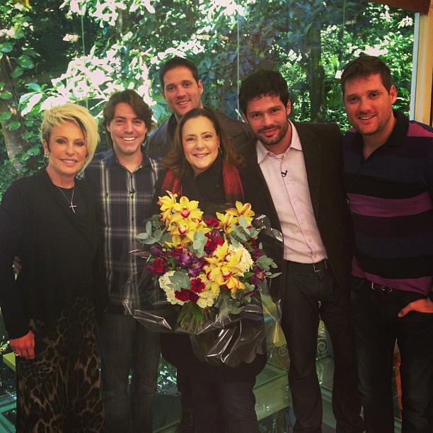 elizabeth-savalla-e-surpreendida-pelos-filhos-no-mais-voce-tv-foco