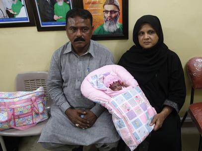 casal-que-ganhou-bebe-no-programa-de-aamir-liaquat-hussain casal-que-ganhou-bebe-no-programa-de-aamir-liaquat-hussain