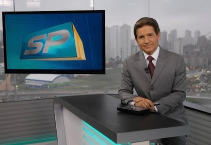 Apresentador comete erros com entrevistado  