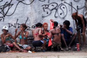 1nov2012---usuarios-de-crack-se-concentram-na-avenida-brasil-na-altura-da-passarela-9-proximo-da-favela-parque-uniao-na-zona-norte-do-rio-de-janeiro-nesta-quinta-feira-1-1351798154417_300x200